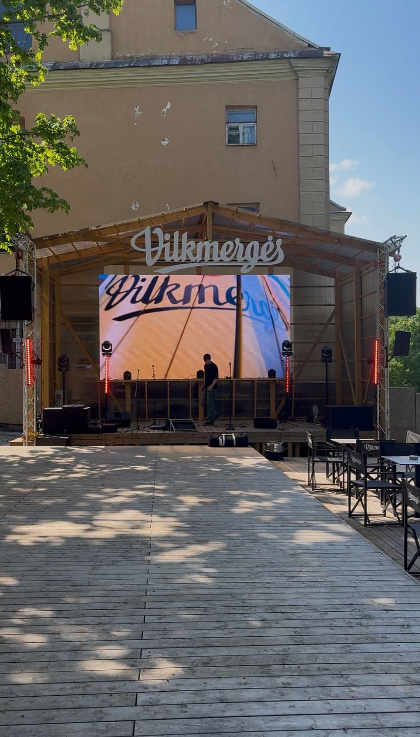 Privataus renginio scena ir apšvietimas