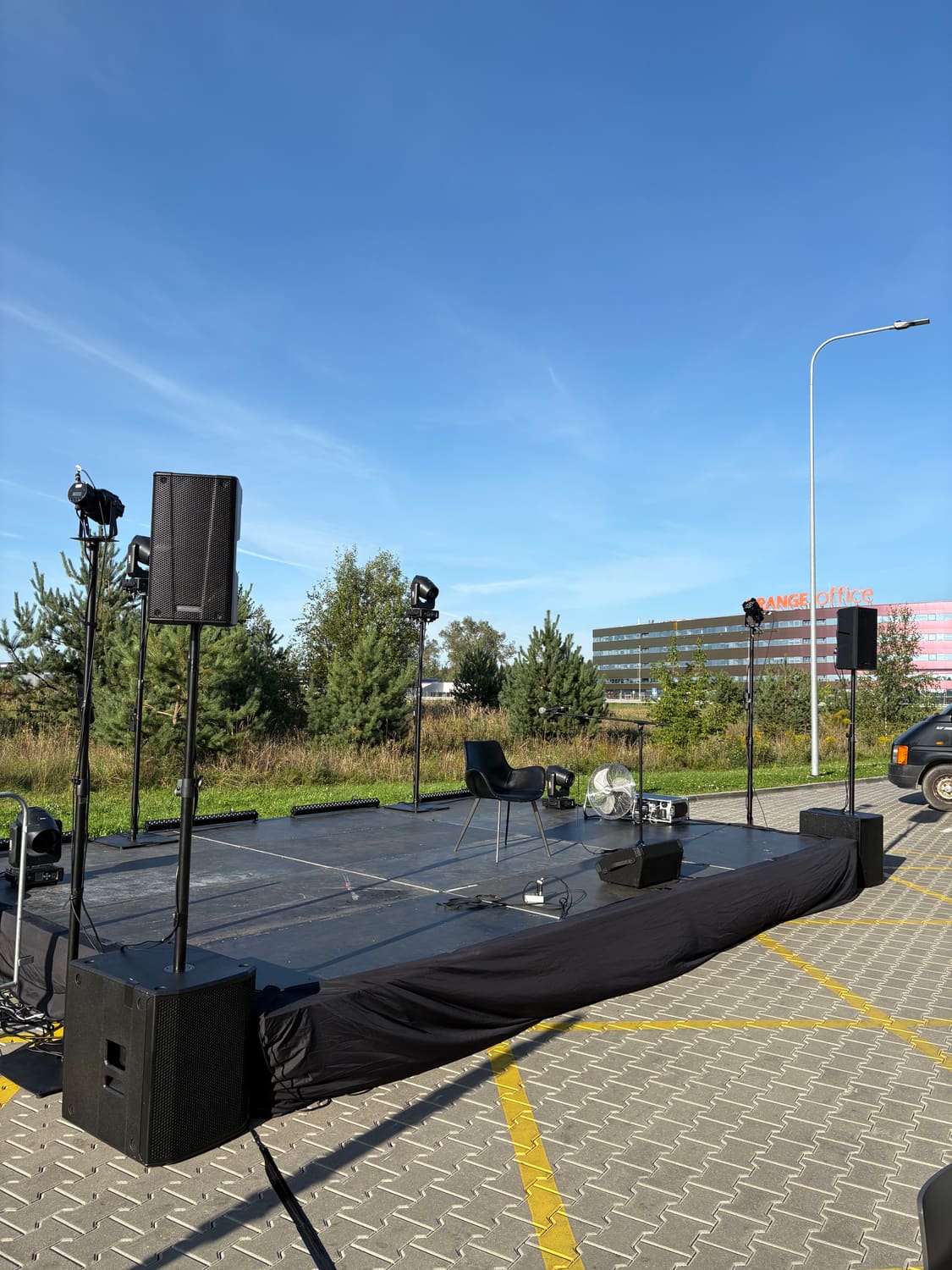 Vilnius Padel Arena lauko scena su garso ir šviesos įranga